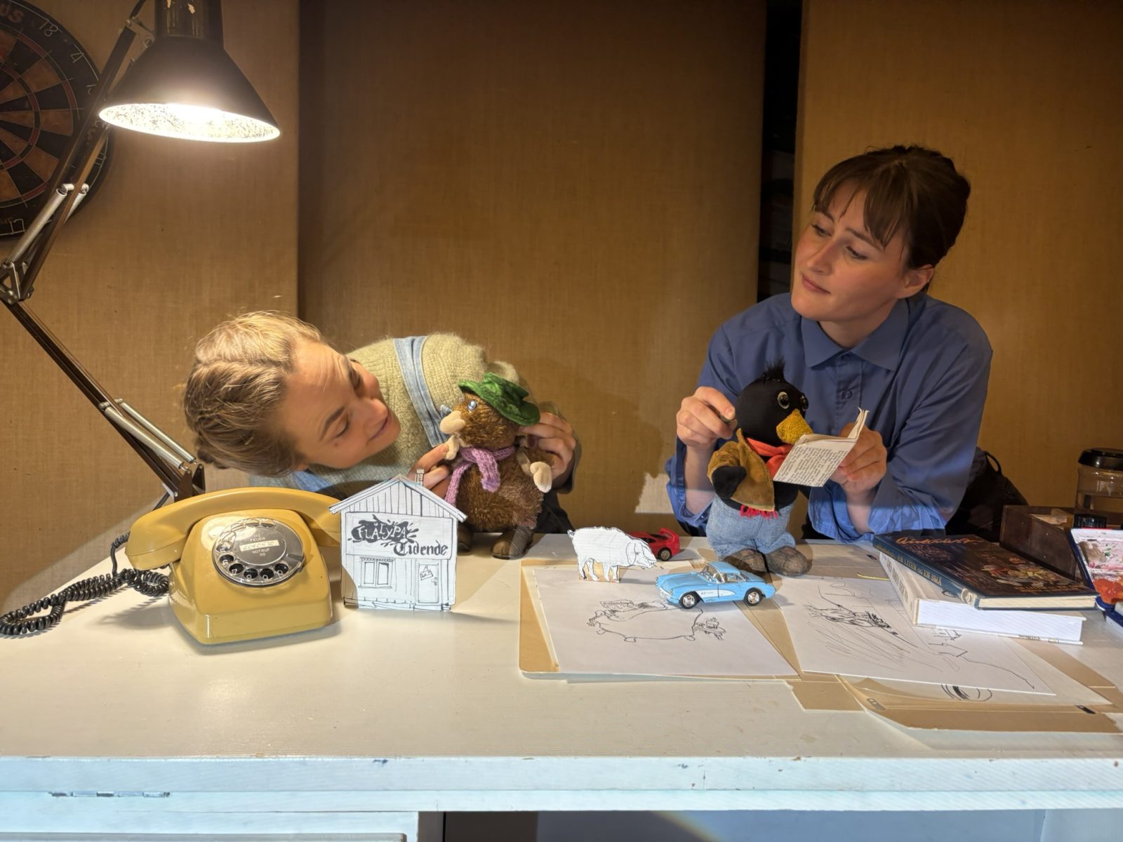 Skuespillerne Maja Bekken og Sofie Huijs med Solan og Ludvig i Flåklypa Radio. Foto Håvard Nervik, Den kulturelle skolesekken Innlandet